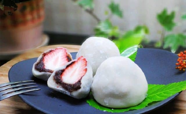 Nhân bánh gạo Đài Loan thường có hoa quả như dâu tây hay kiwi (Ảnh: ST)