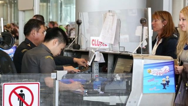 Làm thủ tục nhấp cảnh vào Thái Lan (Ảnh ST)