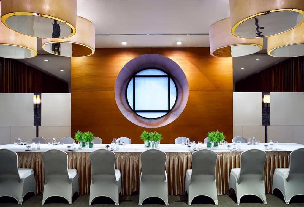 Du lịch tập thể cùng công ty mà được nghỉ chân tại những nơi có hệ thống phòng ăn tập thể đẹp đẽ như này thì quá tuyệt!