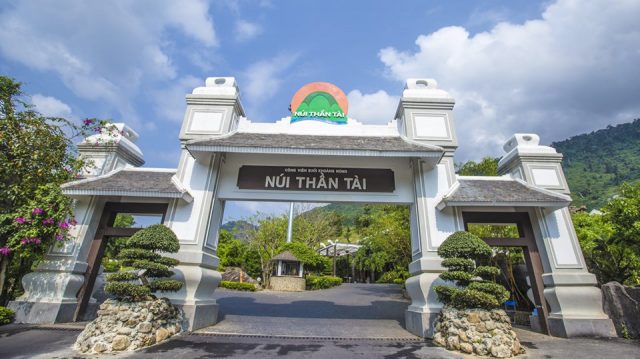 Núi Thần Tài nơi chứa đứng cảnh sắc thiên nhiên vô cùng tươi đẹp (Ảnh ST)