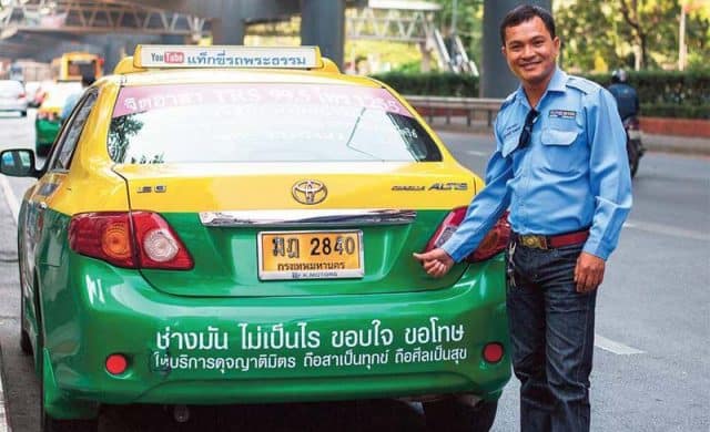 Bạn có thể di chuyển bằng taxi trong những trường hợp cần thiết (Ảnh ST)