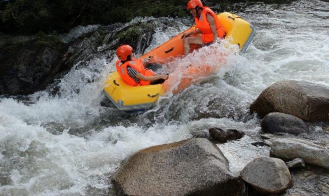 Trượt thác mạo hiểm ở Thác nước Hòa Phú Thành (Ảnh: ST)
