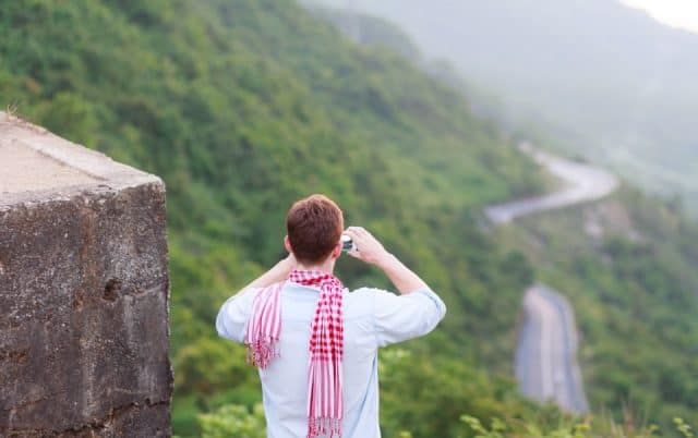 Từ đèo Hải Vân, ngắm thành phố Đà Nẵng xa xa (Ảnh: ST)
