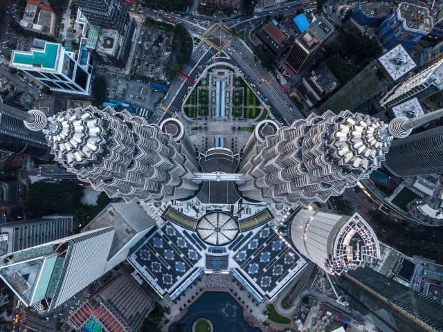Khám phá tòa tháp đôi Malaysia cao chọc trời - Petronas Twin Towers
