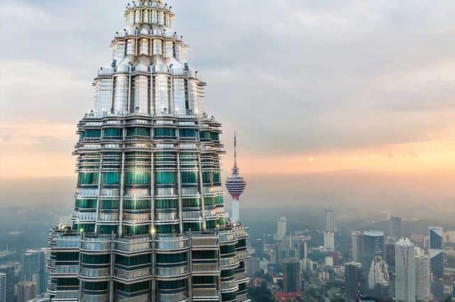 Khám phá tòa tháp đôi Malaysia cao chọc trời - Petronas Twin Towers