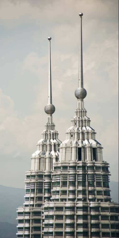 Khám phá tòa tháp đôi Malaysia cao chọc trời - Petronas Twin Towers