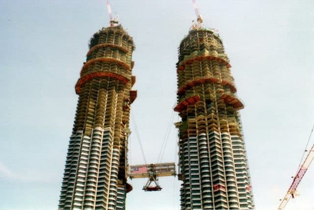 Khám phá tòa tháp đôi Malaysia cao chọc trời - Petronas Twin Towers