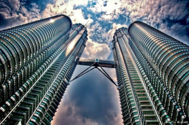 Khám phá tòa tháp đôi Malaysia cao chọc trời - Petronas Twin Towers