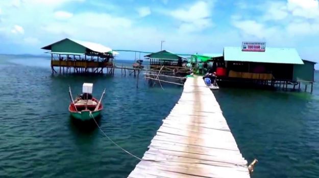 nhà bè tại làng chài Rạch Vẹm