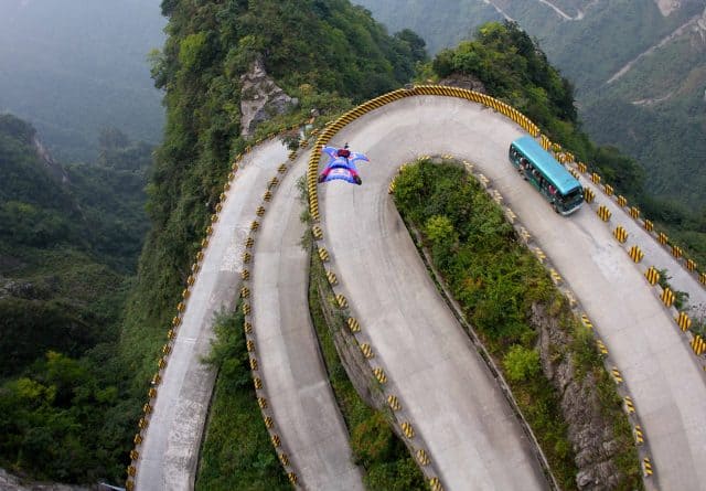 Một cung đường ngoằn ngoèo ở độ cao hơn 1000m (ảnh ST) Một cung đường ngoằn ngoèo ở độ cao hơn 1000m (ảnh ST)
