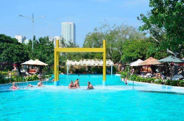 Central Park Nha Trang - Hồ bơi trên biển lớn nhất thành phố
