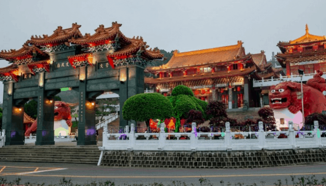 Miếu Khổng lung linh khi về chiều (ảnh ST)