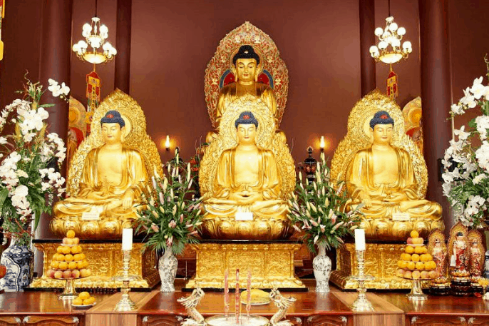 Bàn thờ Phật trang nghiêm bên trong chùa Bàn thờ Phật trang nghiêm bên trong chùa