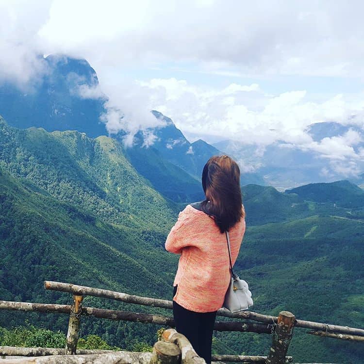 Mùa nào cây ấy hai bên đường nở những chùm hoa rực rỡ thu hút mọi ánh nhìn của du khách gần xa. Nơi đây không chit thu hút khách du lịch bởi khung cảnh bình yên mà còn bởi những nét văn hóa đặc sắc của người Dao Đỏ.
