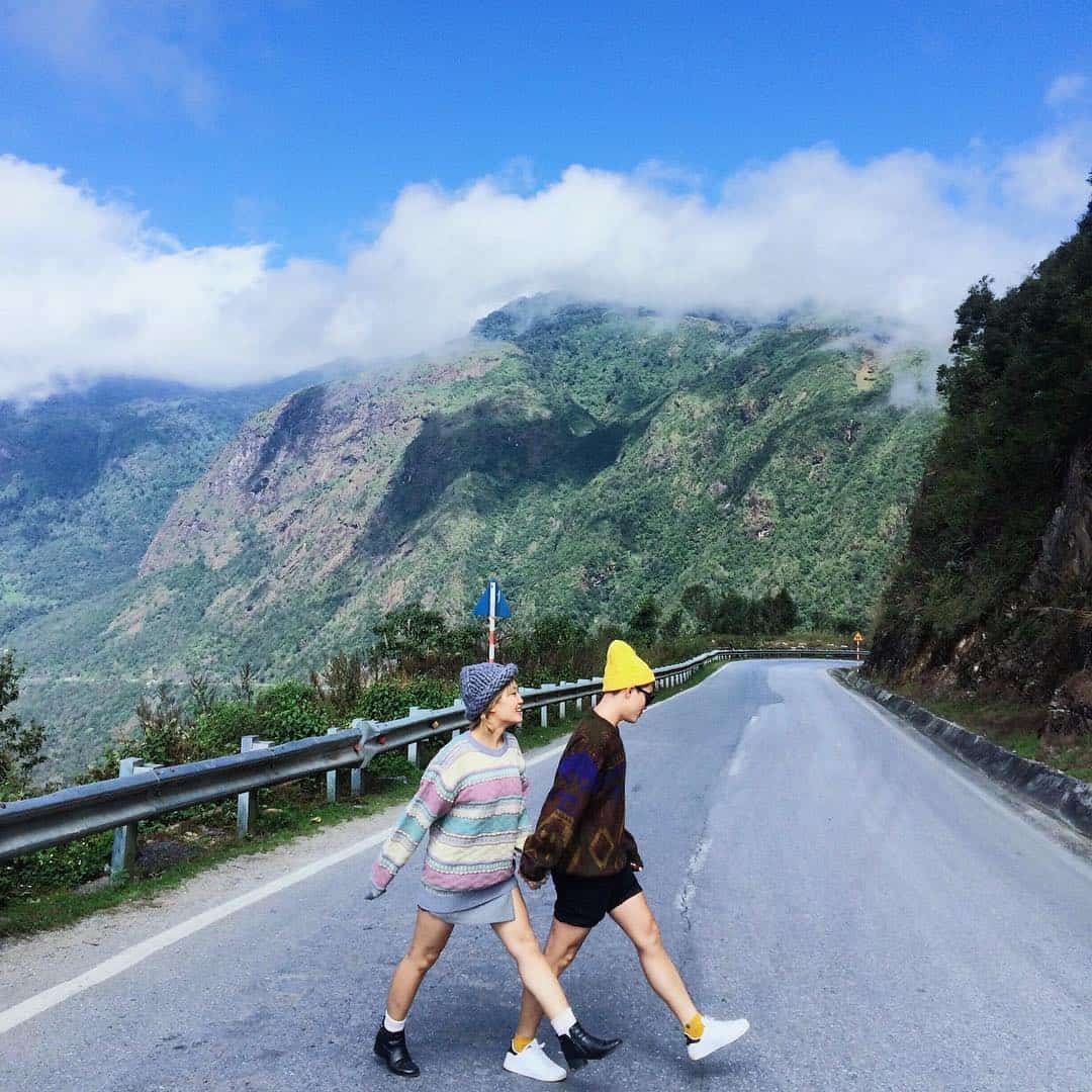 Mùa nào cây ấy hai bên đường nở những chùm hoa rực rỡ thu hút mọi ánh nhìn của du khách gần xa. Nơi đây không chit thu hút khách du lịch bởi khung cảnh bình yên mà còn bởi những nét văn hóa đặc sắc của người Dao Đỏ.