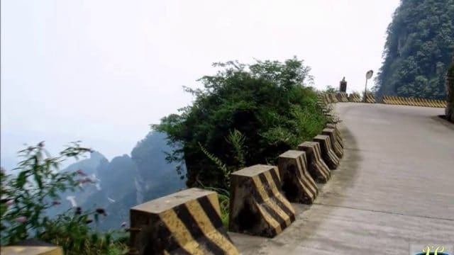 Con đường lên núi thách thức nhiều tay lái lụa (ảnh ST) Con đường lên núi thách thức nhiều tay lái lụa (ảnh ST)