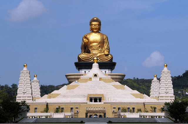 Bên trong thân Đại Phật là 100 vạn bản Tâm kinh do hàng trăm người chép tay (ảnh ST)