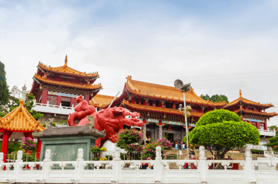 Võ Văn Miếu nổi bật với tông màu cam đỏ (ảnh ST)
