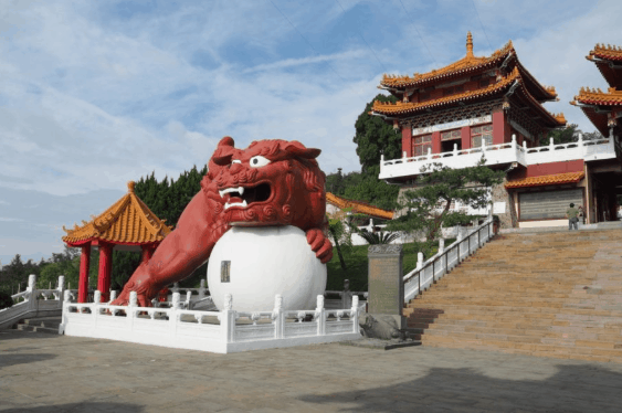 Biểu tượng của ngôi miếu là chú sư tử màu đỏ - trắng (ảnh ST)