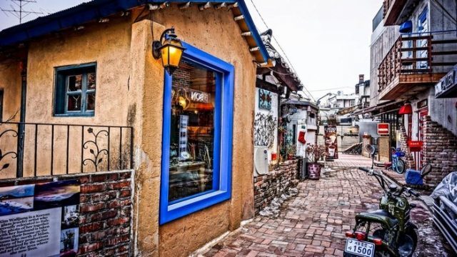 Sự kết hợp giữa truyền thống và hiện đại phố cổ Samcheong-dong seoul (ảnh ST)