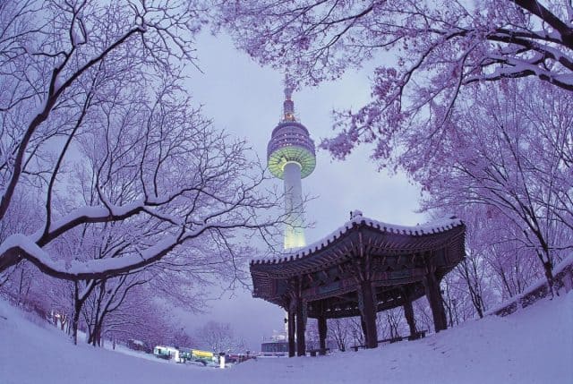 Tháp NamSan phủ đầy tuyết vào mùa đông (ảnh ST)