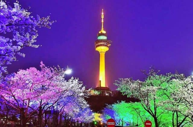 Tháp NamSan đẹp lộng lẫy vào ban đêm tối (ảnh ST)
