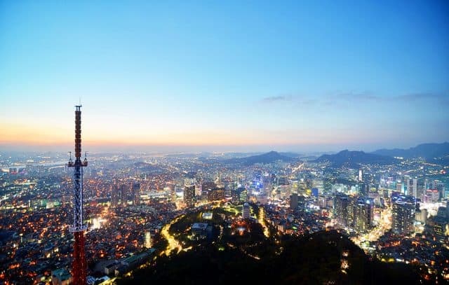 Tháp NamSan là địa điểm lý tưởng ngắm toàn thành phố Seoul từ trên cao xuống (ảnh ST)