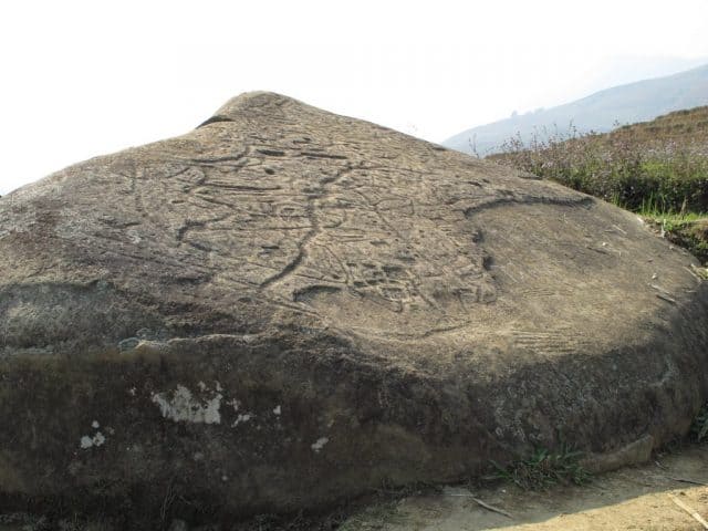 Những hoa văn mông lung trên bãi đá cổ sapa (ảnh ST)