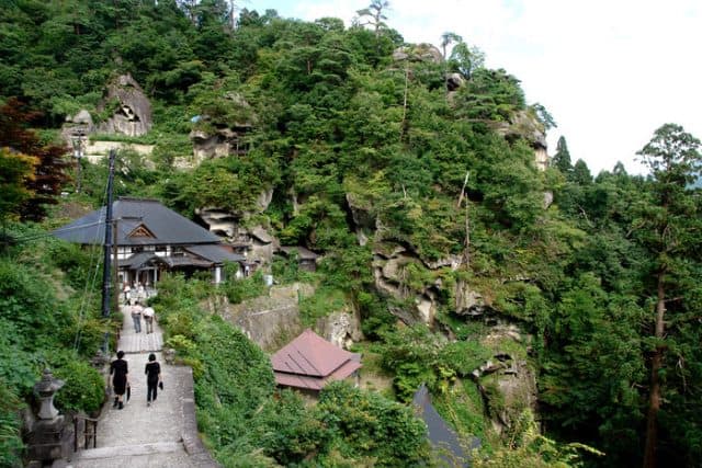 Khung cảnh xung quanh đền Ngôi Đền Yamadera - Yamagata cổ ở Nhật Bản (ảnh ST)